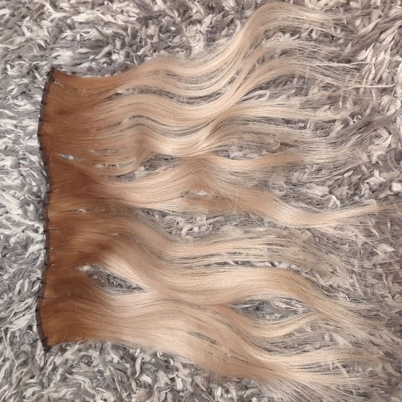 Remi cachet had tied extensions - Picture 3 of 4